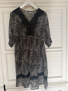Black and Cream Paisley V-Neck Dress with Lace Detail